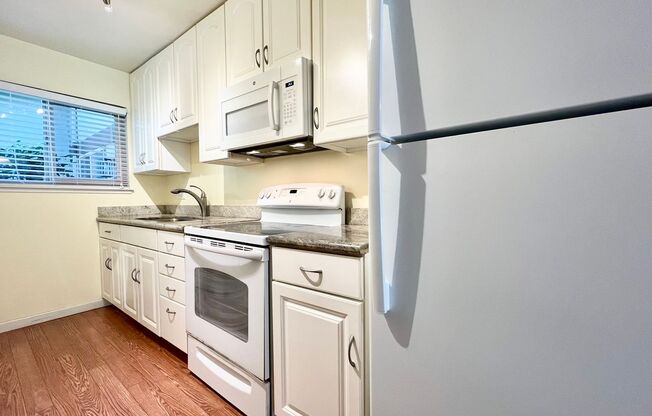 Newly Renovated 2 Bed/1.5 Bath Townhouse in Park Pacifica with GARAGE!