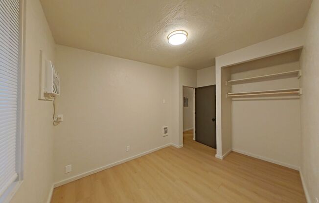 2 beds, 1 bath, 647 sqft, $1,660, Unit 33B