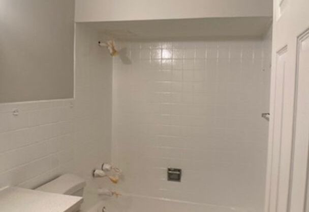 Studio, 1 bath, 400 sqft, $1,050, Unit 5