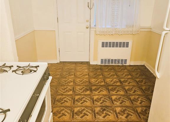 2 beds, 1 bath, 2,332 sqft, $3,000