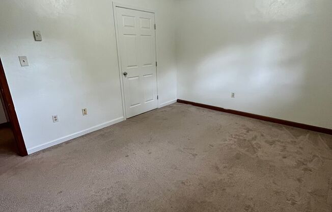 2 beds, 1 bath, 903 sqft, $1,090, Unit O-2