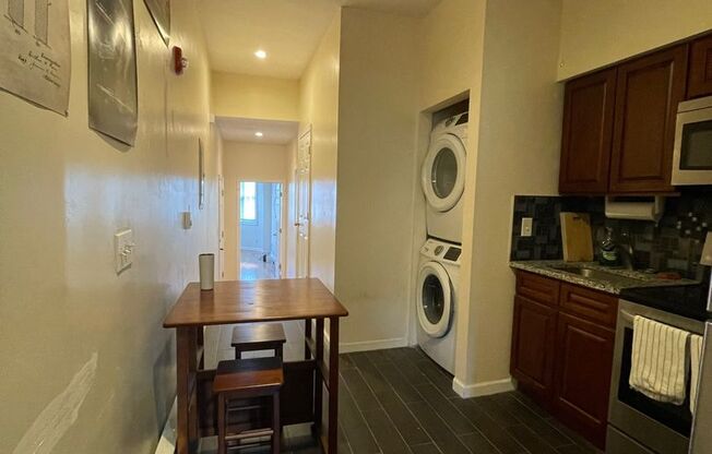 2 beds, 1 bath, 700 sqft, $1,350