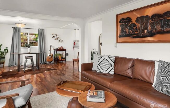Bright & Charming 1Bed/1Bath + Den in Prime Seattle Neighborhood!