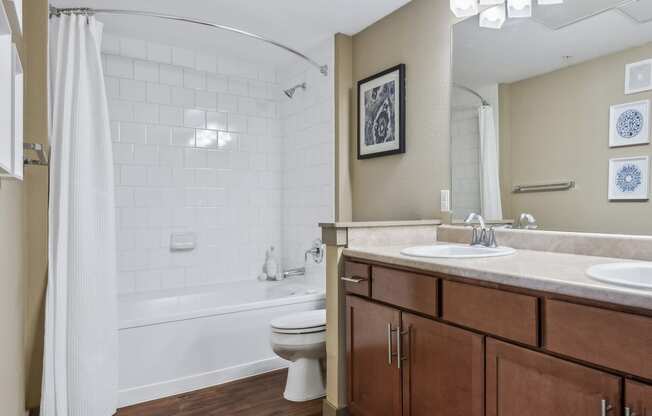 Garden-style tub - Acadia at Cornerstar Apartments