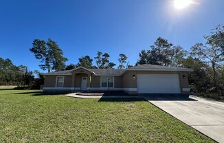 Charming 3 Bedroom and 2 Bath Home in Ocala! Washer and Dryer INCLUDED!