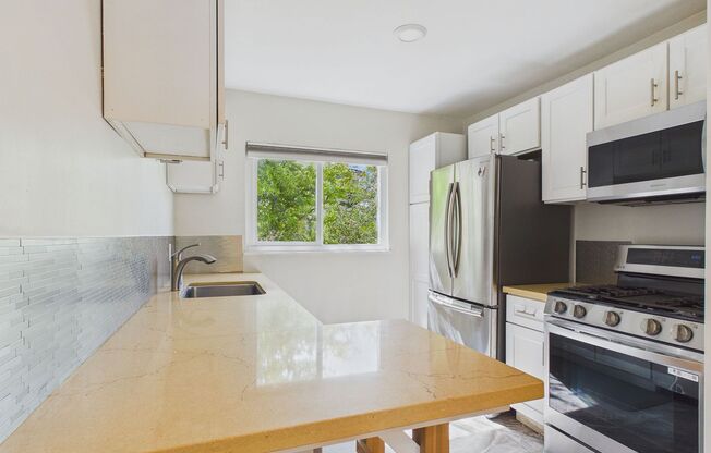 **Bright & Spacious 1BR Near UC Berkeley | Hardwood Floors + Natural Light**