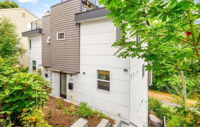Move in Special! 3 Bedroom 2 Bath Newer Magnolia Townhouse