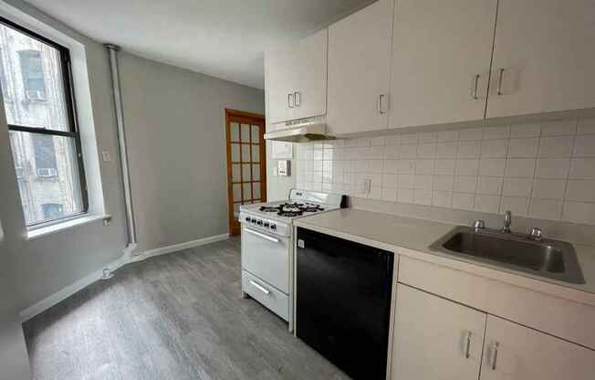 2 beds, 1 bath, $2,875, Unit 9