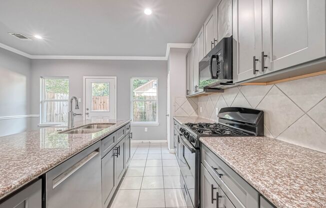 Beautiful 3-Bedroom Home with 2.5 Baths Near Downtown Houston & Major Highways