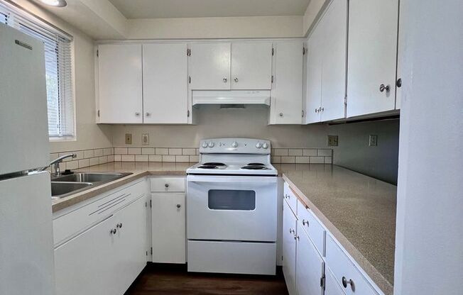 2 beds, 1 bath, 782 sqft, $1,150, Unit #J