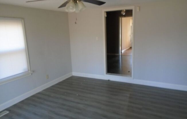 3 beds, 2 baths, $1,300