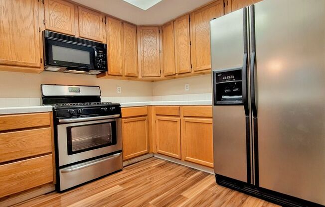 Large 2-story 2 Bedroom Townhouse w/Garage, Patio, & Bonus Room!