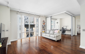 130 W 19 ST