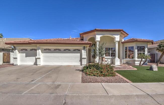 569 N ACACIA DR