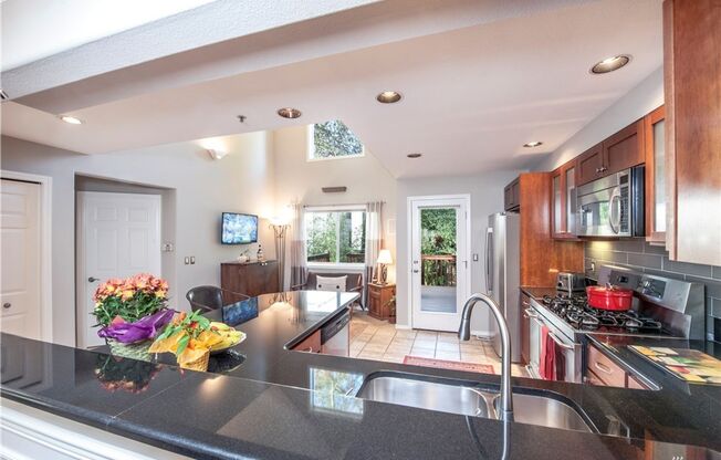 3bd/2.5ba Kirkland Townhome