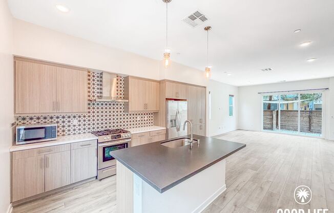 Modern 3BD/2.5BA Townhome in Mission Valley with Kitchen Island, Private Patio & 2-Car Garage