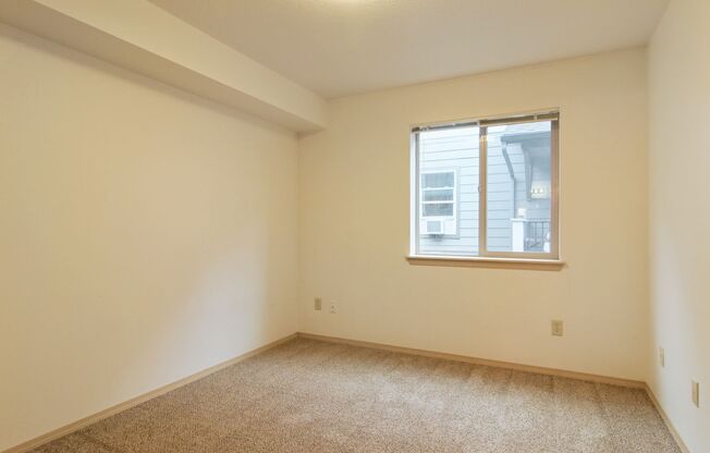 2 beds, 1 bath, $1,600, Unit 7