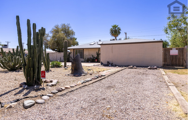 3Bed/2Bath House at 19th Ave/Camelback! Ready for Immediate Move-In! -- NO HOA! CORNER LOT!