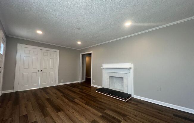 **MOVE-IN Special $500 off the 1st full month's rent with lease signed by 12/10/25**