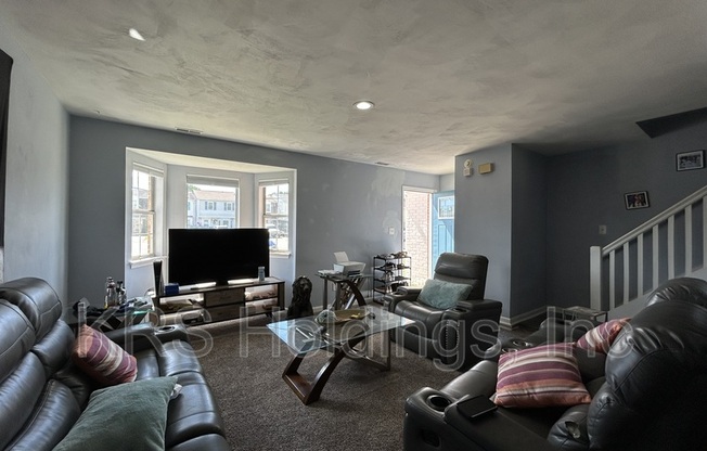 1652 FAIRFAX DR