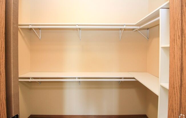 3 beds, 2.5 baths, 1,260 sqft, $1,640, Unit 6800-04