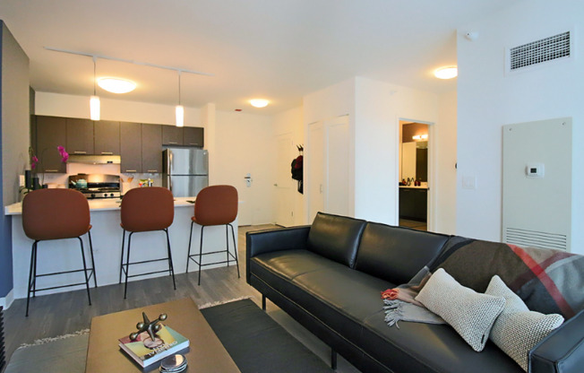 613 N WLS
