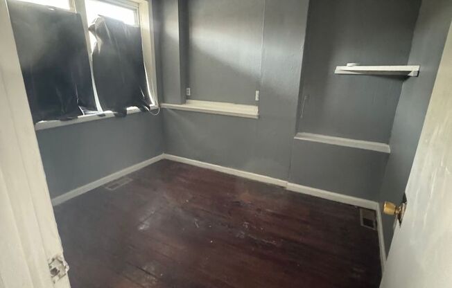 2 beds, 1 bath, $1,200, Unit 5 S. 5th St. A