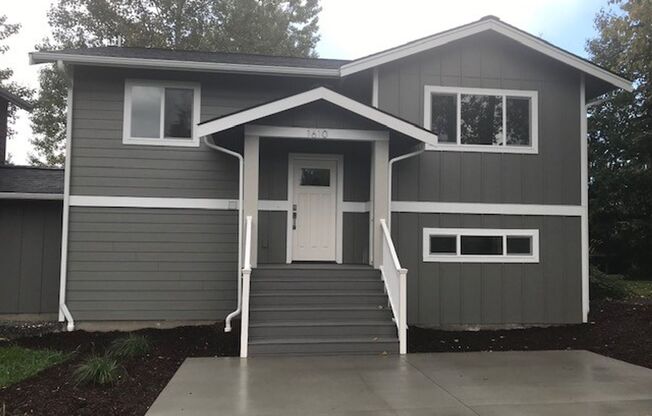 RENT SPECIAL! $1000 OFF OF FIRST MONTH! 5 Bed 3 Bath Home near WWU!