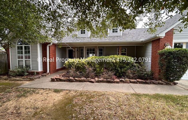 HALF OFF MOVE IN RENT!! Super nice single family home in Greenwood!