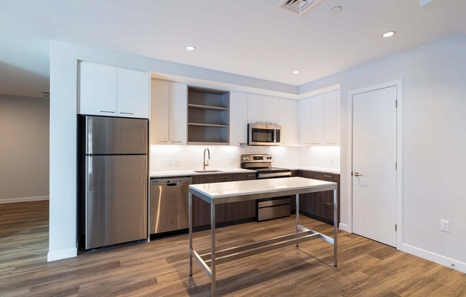 Studio, 1 bath, 892 sqft, $4,395, Unit 616