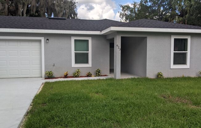 HALF OFF 1st MONTHS RENT - Ask about our MOVE IN SPECIAL!!! 3 Bedroom 2 Bath Duplex w/ Single Car Garage in Mt Dora