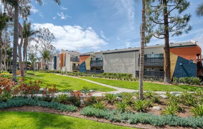 Lush landscaping at Horizon Apartments in Santa Ana, California