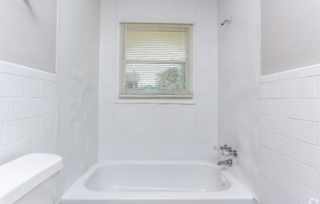 2 beds, 1 bath, 850 sqft, $899, Unit K2
