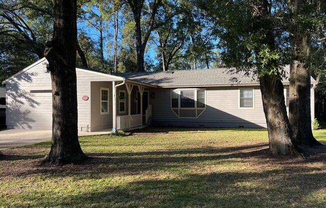 4/2 (Anglewood) Welcome to this charming home nestled in a peaceful community, conveniently located near shopping centers, the University of Florida (UF), delightful restaurants, and beautiful parks