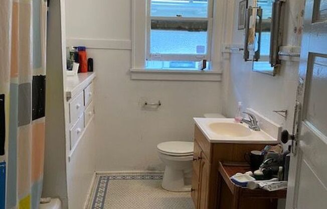 1 bed, 2 baths, $850, Unit 8