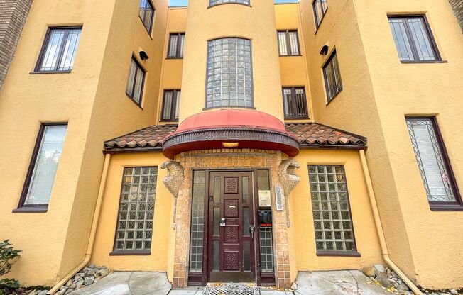 Studio, 1 bath, 420 sqft, $1,925, Unit 10