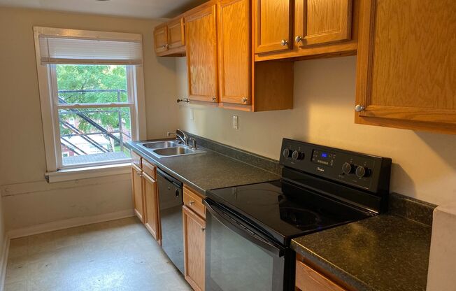 2 beds, 1 bath, $1,550, Unit 5