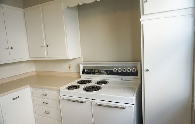 1 bed, 1 bath, $785, Unit 931 Goodhue Blvd