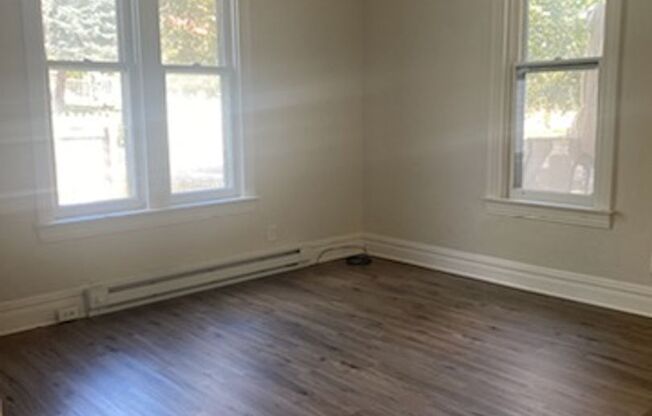 1 bed, 1 bath, $1,000, Unit 442 Lincoln St. - SIDE