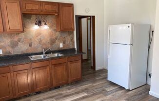 3 beds, 1 bath, 1,000 sqft, $795