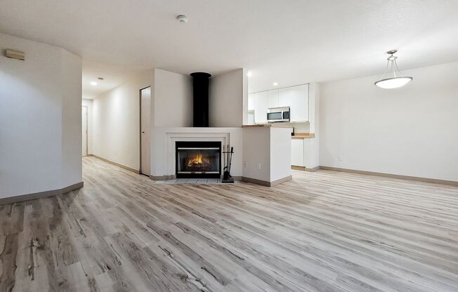 Kent East Hill Townhome with Garage & Patio