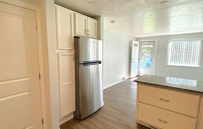 *Updated 1BD/1BA Apartment Available in Brentwood*