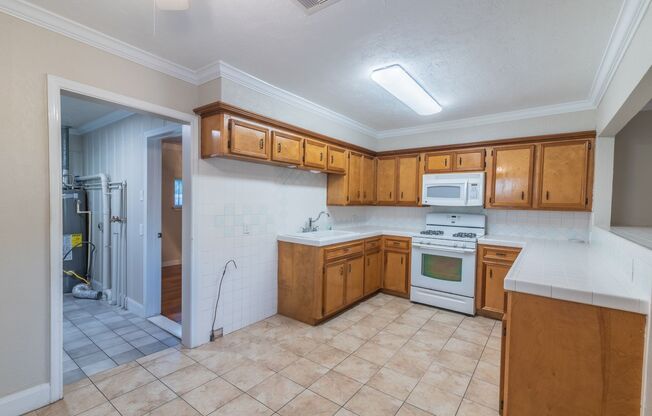 2 beds, 1 bath, $1,665