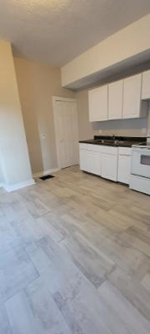 Westside Spacious Three Bedroom Two Story Duplex Near 25th and Capital ** PENDING APPLICATION**