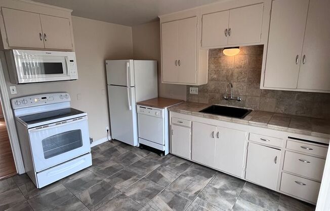 2 beds, 1 bath, $1,895