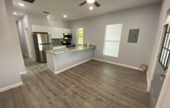2 Bedroom 1 Bath Duplex in Lakeland for RENT!
