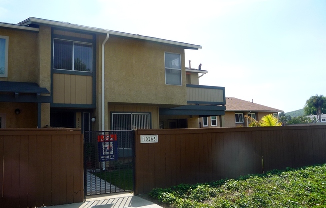 Townhouse close to schools in Santee! *$500.00 Off First Month's Rent!*