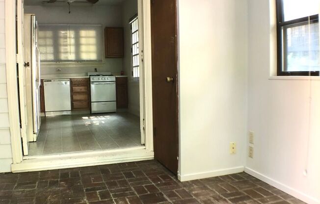 1 bed, 1 bath, $900, Unit A