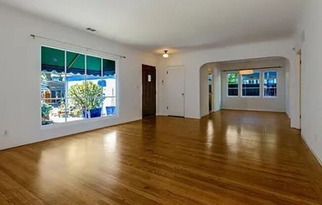 MENLO PARK - Charismatic home with two spacious primary suites & private yard