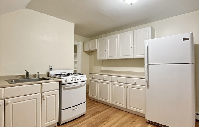 2 beds, 1 bath, $2,600, Unit 3